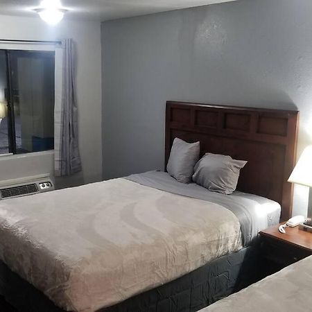 Hotel 2 Queens Beds Hotel Room 127 Stillwater Exterior photo