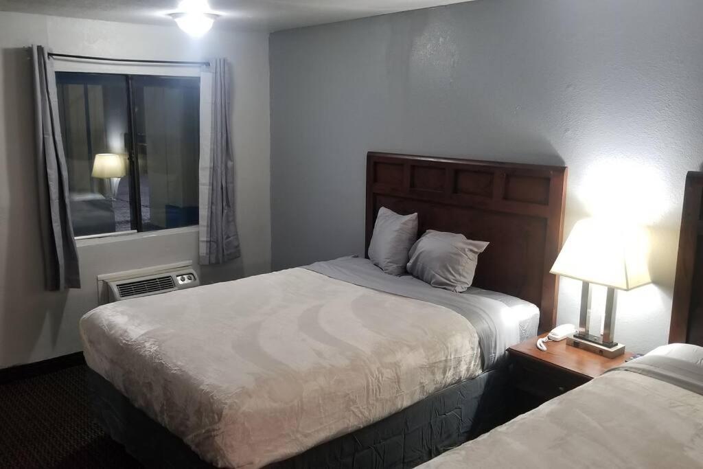 Hotel 2 Queens Beds Hotel Room 127 Stillwater Exterior photo
