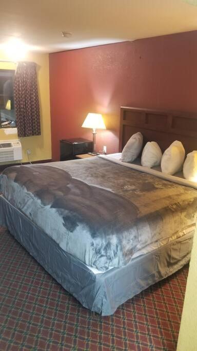 Hotel 2 Queens Beds Hotel Room 127 Stillwater Exterior photo